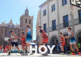 La plaza de España acogió las diferentes canchas de baloncesto en una animada mañana que fue también solidaria