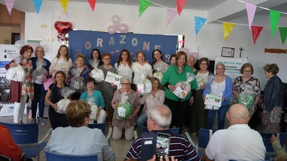 La Aoex recibe 255 cojines terapéuticos de voluntarios