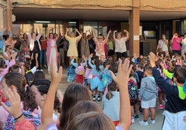 Animada vuelta al cole en el colegio Miguel de Cervantes en Villanueva.