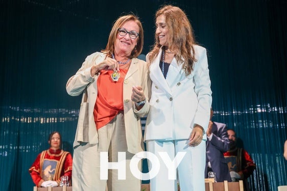 Pilar Santisteban recibe la Medalla de Villanueva