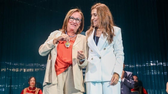 Pilar Santisteban recibe la Medalla de Villanueva
