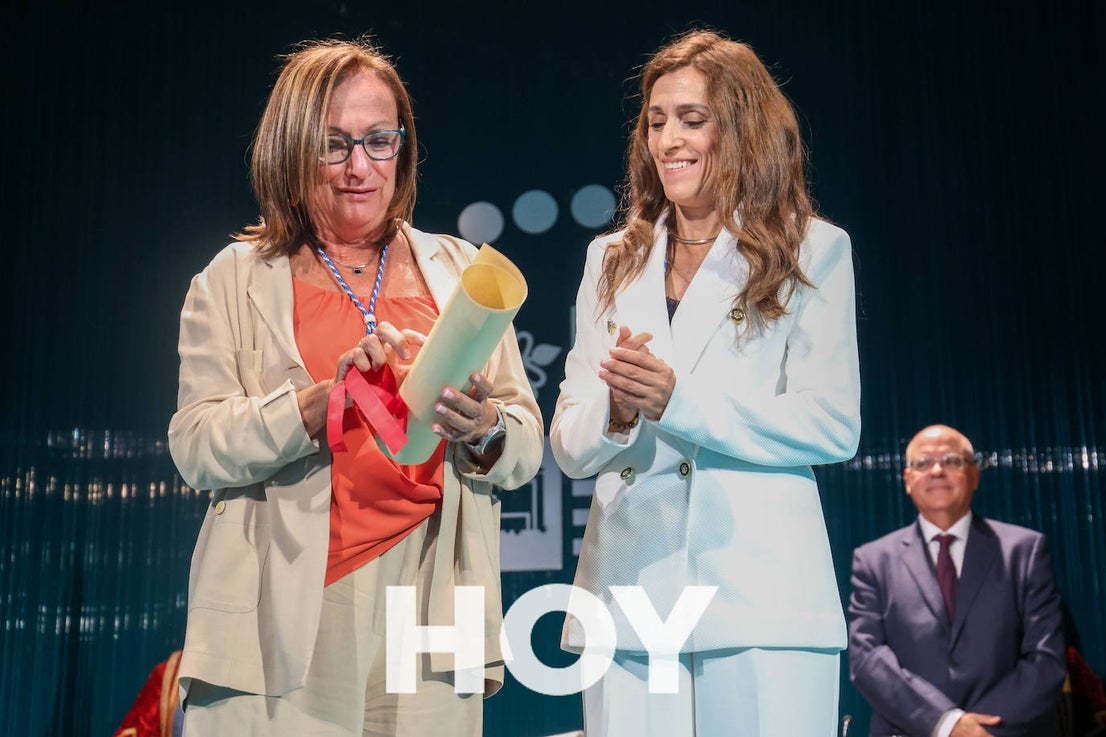 Pilar Santisteban recibe la Medalla de Villanueva