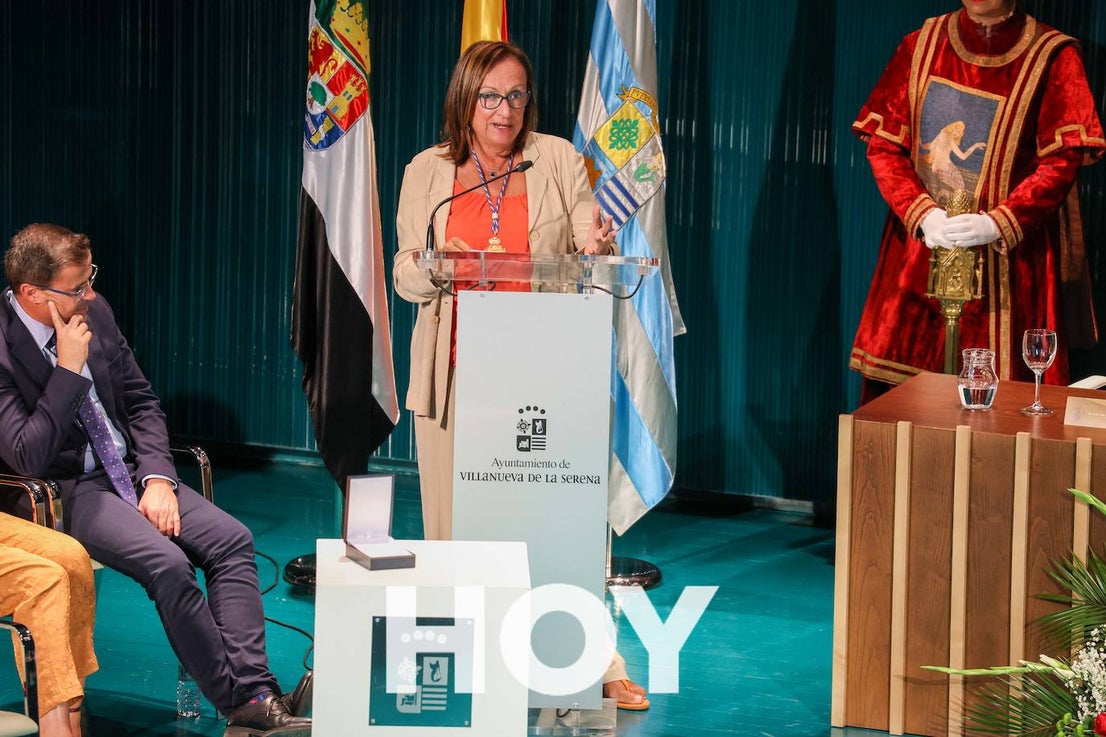 Pilar Santisteban recibe la Medalla de Villanueva