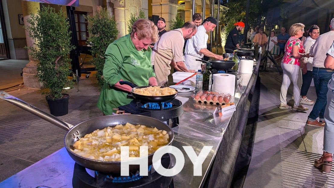 Ocho cocineros extremeños buscaron en Villanueva la mejor tortilla de patatas