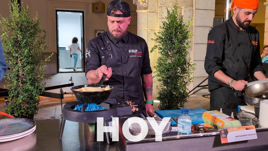 Ocho cocineros extremeños buscaron en Villanueva la mejor tortilla de patatas