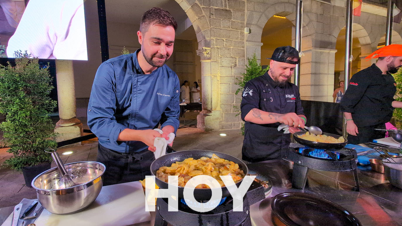 Ocho cocineros extremeños buscaron en Villanueva la mejor tortilla de patatas