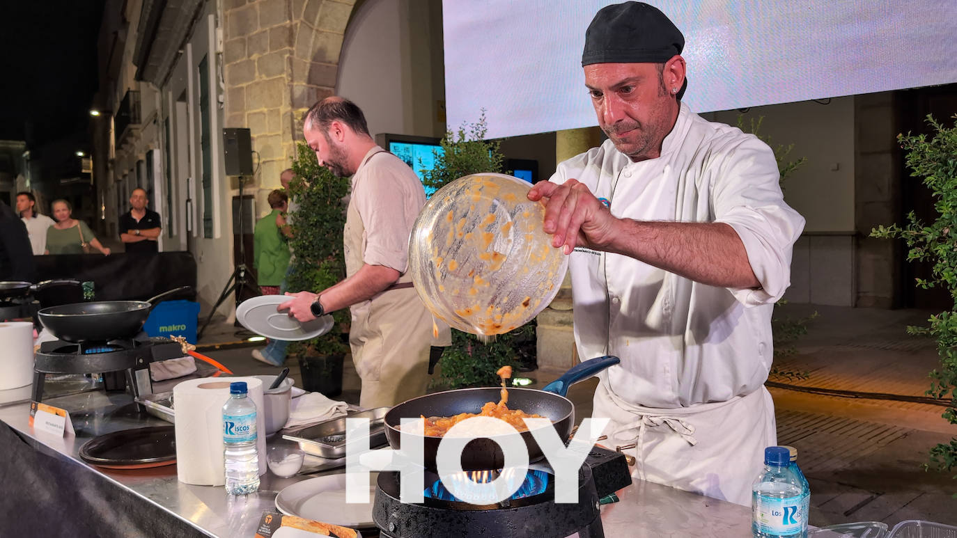 Ocho cocineros extremeños buscaron en Villanueva la mejor tortilla de patatas