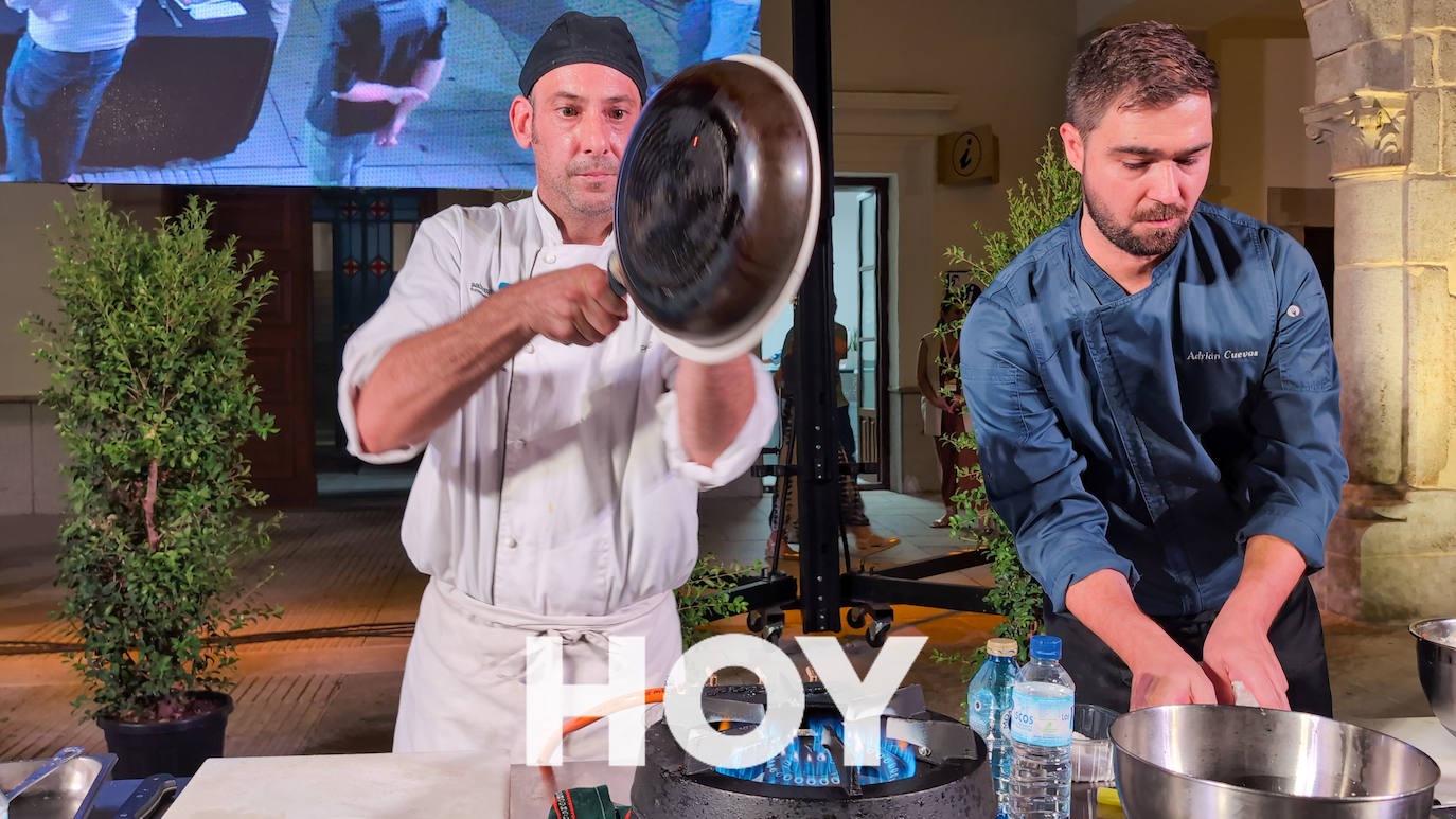 Ocho cocineros extremeños buscaron en Villanueva la mejor tortilla de patatas