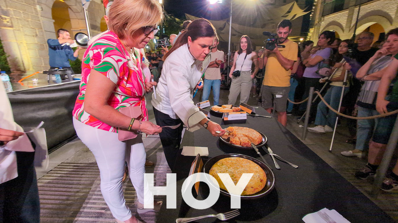 Ocho cocineros extremeños buscaron en Villanueva la mejor tortilla de patatas