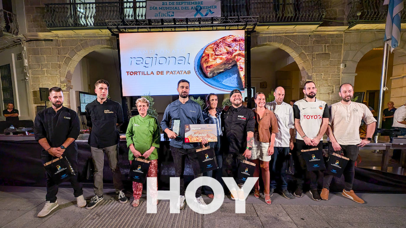 Ocho cocineros extremeños buscaron en Villanueva la mejor tortilla de patatas
