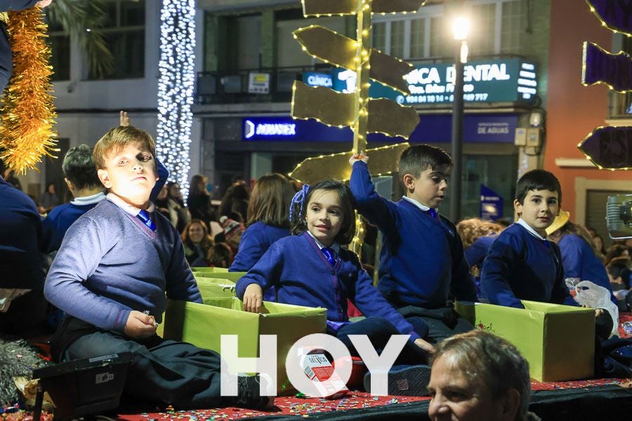 Miles de personas disfrutan de la cabalgata de Reyes en Villanueva