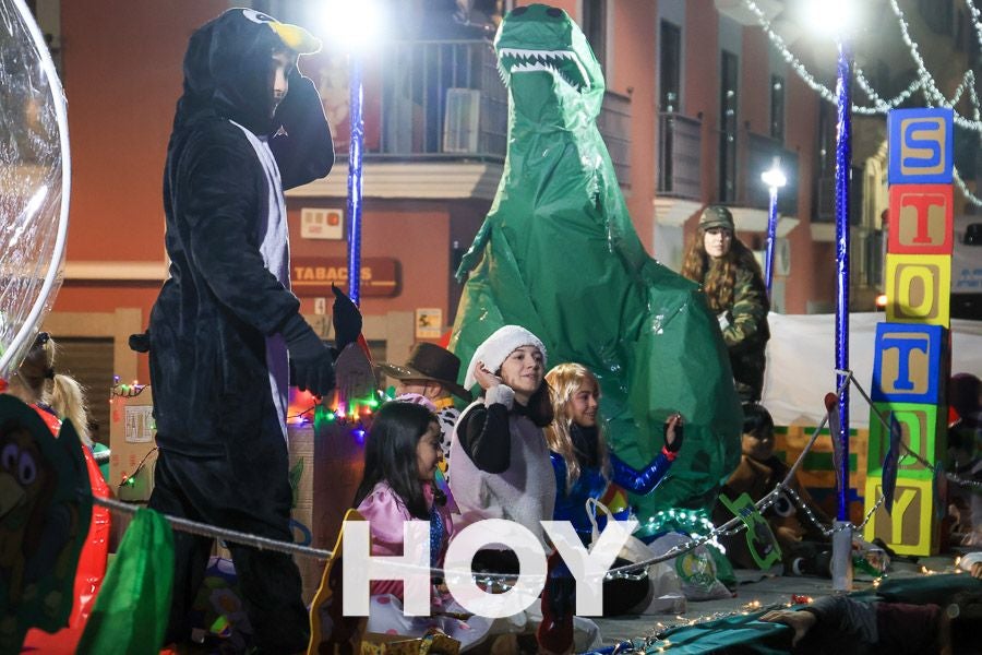 Miles de personas disfrutan de la cabalgata de Reyes en Villanueva