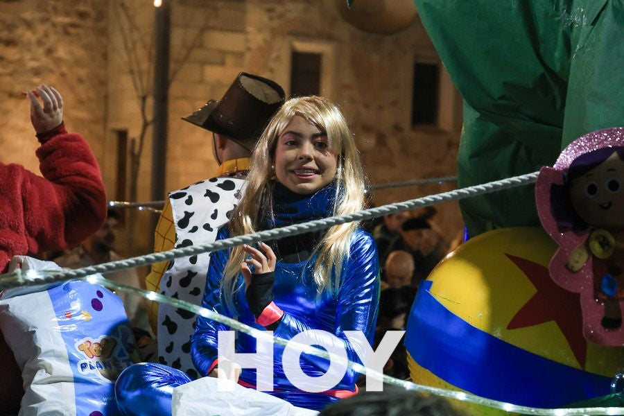 Miles de personas disfrutan de la cabalgata de Reyes en Villanueva