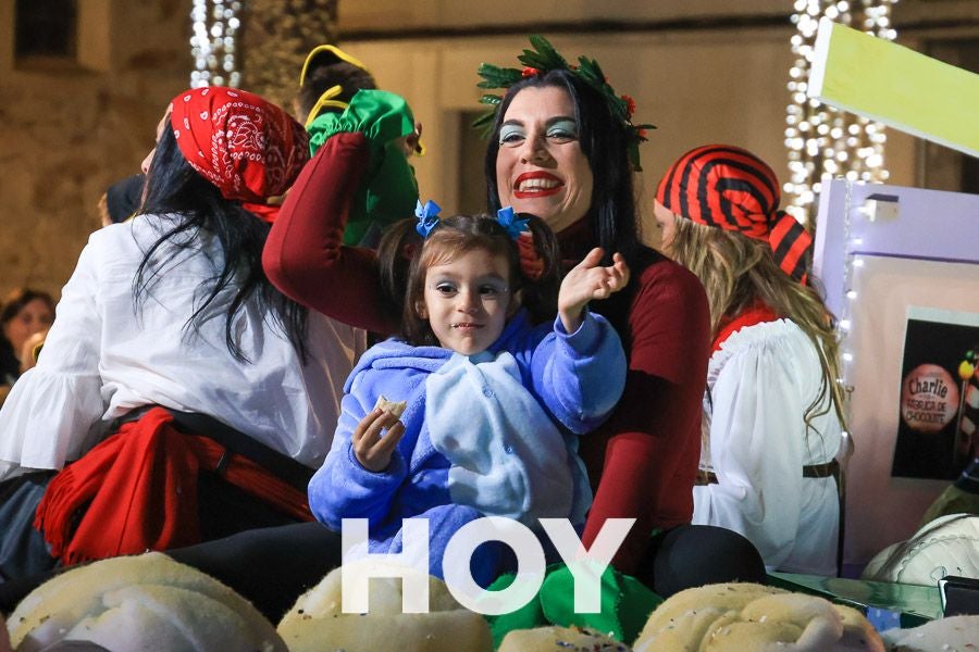 Miles de personas disfrutan de la cabalgata de Reyes en Villanueva