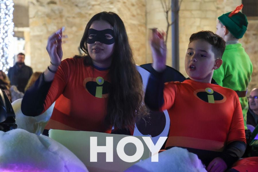 Miles de personas disfrutan de la cabalgata de Reyes en Villanueva