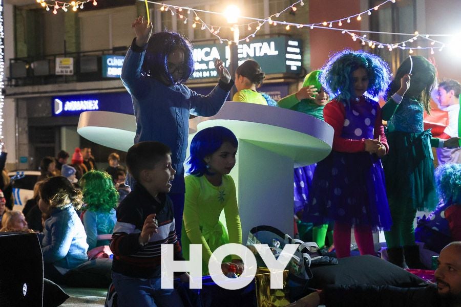 Miles de personas disfrutan de la cabalgata de Reyes en Villanueva