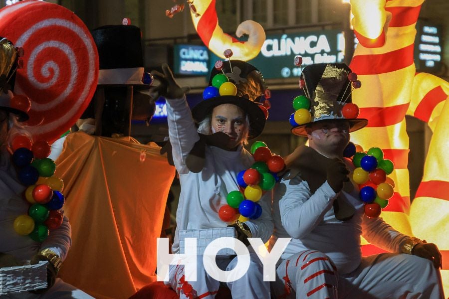 Miles de personas disfrutan de la cabalgata de Reyes en Villanueva