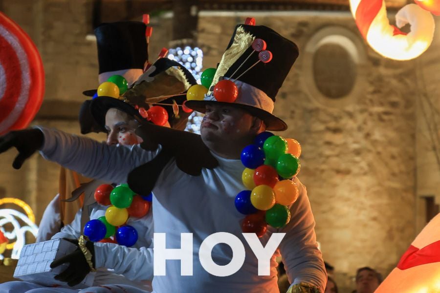 Miles de personas disfrutan de la cabalgata de Reyes en Villanueva