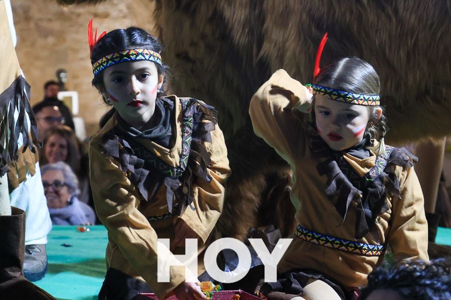 Miles de personas disfrutan de la cabalgata de Reyes en Villanueva