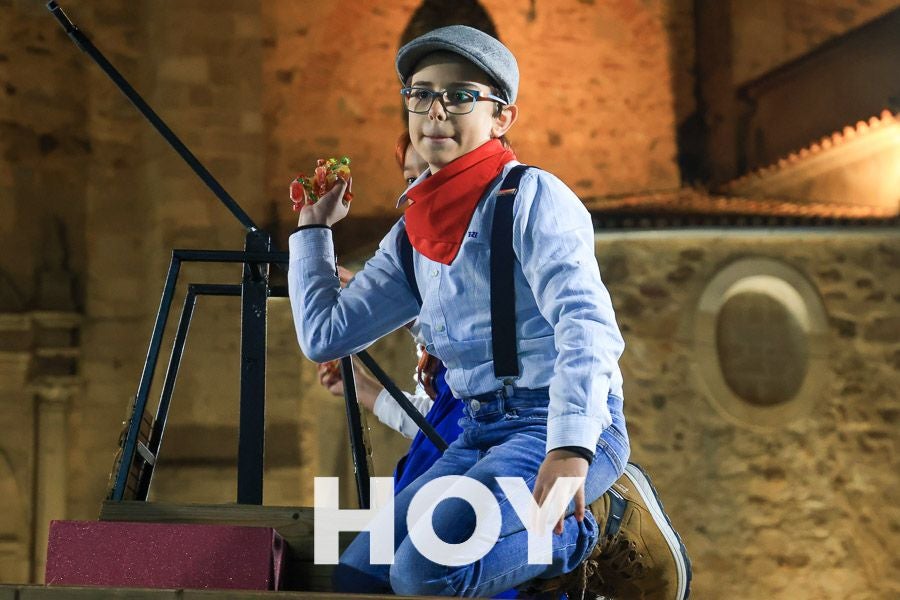 Miles de personas disfrutan de la cabalgata de Reyes en Villanueva
