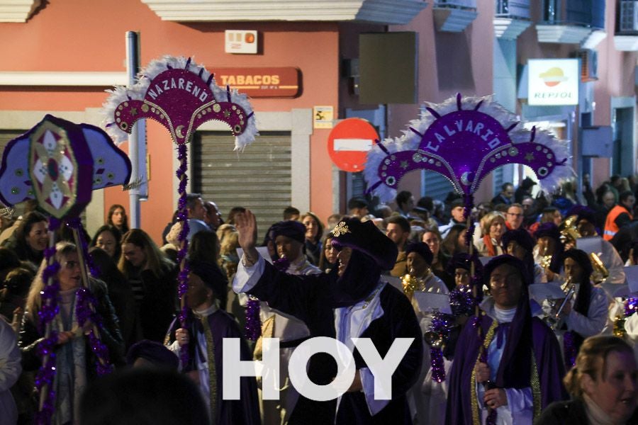 Miles de personas disfrutan de la cabalgata de Reyes en Villanueva