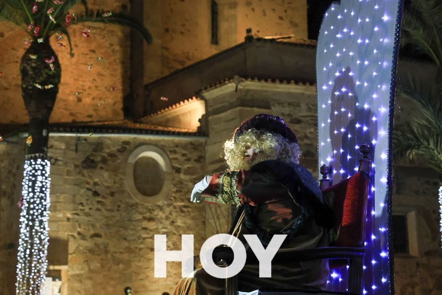 Miles de personas disfrutan de la cabalgata de Reyes en Villanueva