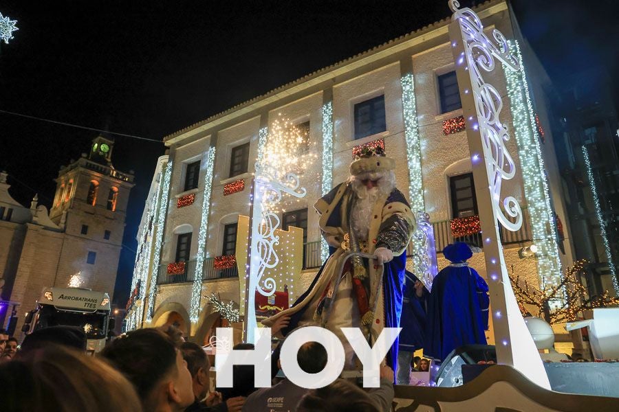 Miles de personas disfrutan de la cabalgata de Reyes en Villanueva