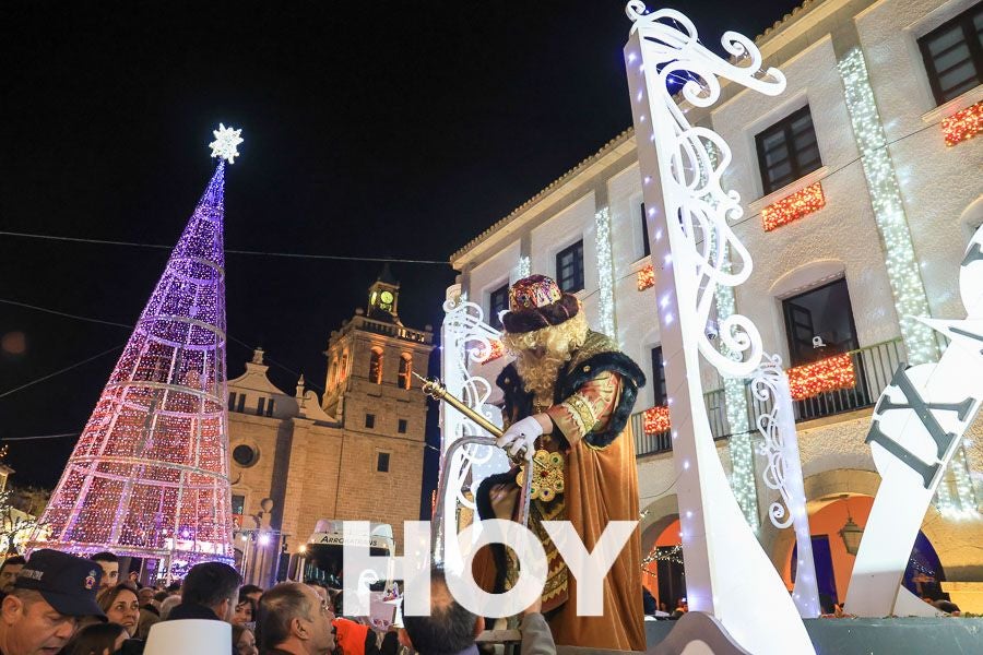 Miles de personas disfrutan de la cabalgata de Reyes en Villanueva