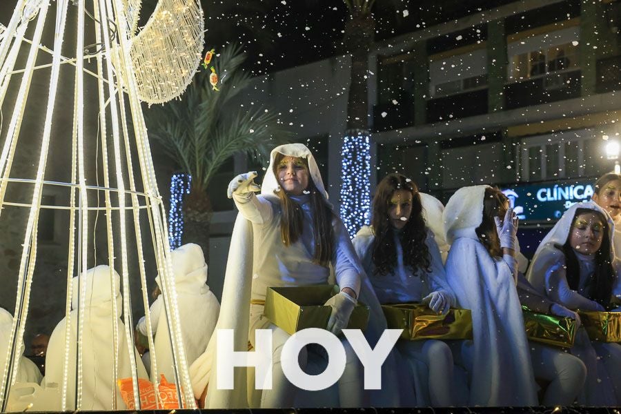 Miles de personas disfrutan de la cabalgata de Reyes en Villanueva