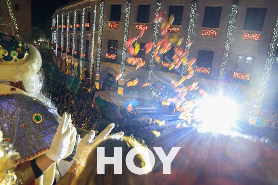 Miles de personas disfrutan de la cabalgata de Reyes en Villanueva