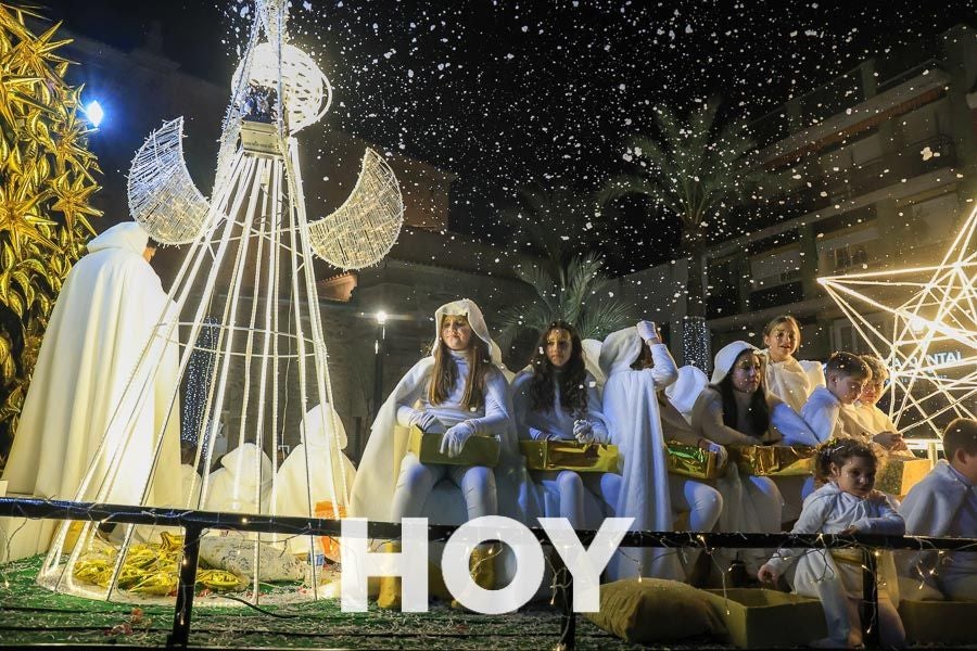 Miles de personas disfrutan de la cabalgata de Reyes en Villanueva