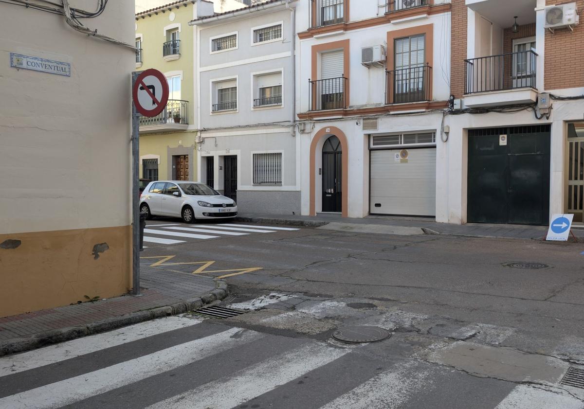 Imagen principal - La calle Magacela pierde el tramo de doble sentido