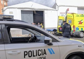 Efectivos policiales y sanitarios en el lugar del suceso al que también han acudido los bomeros.