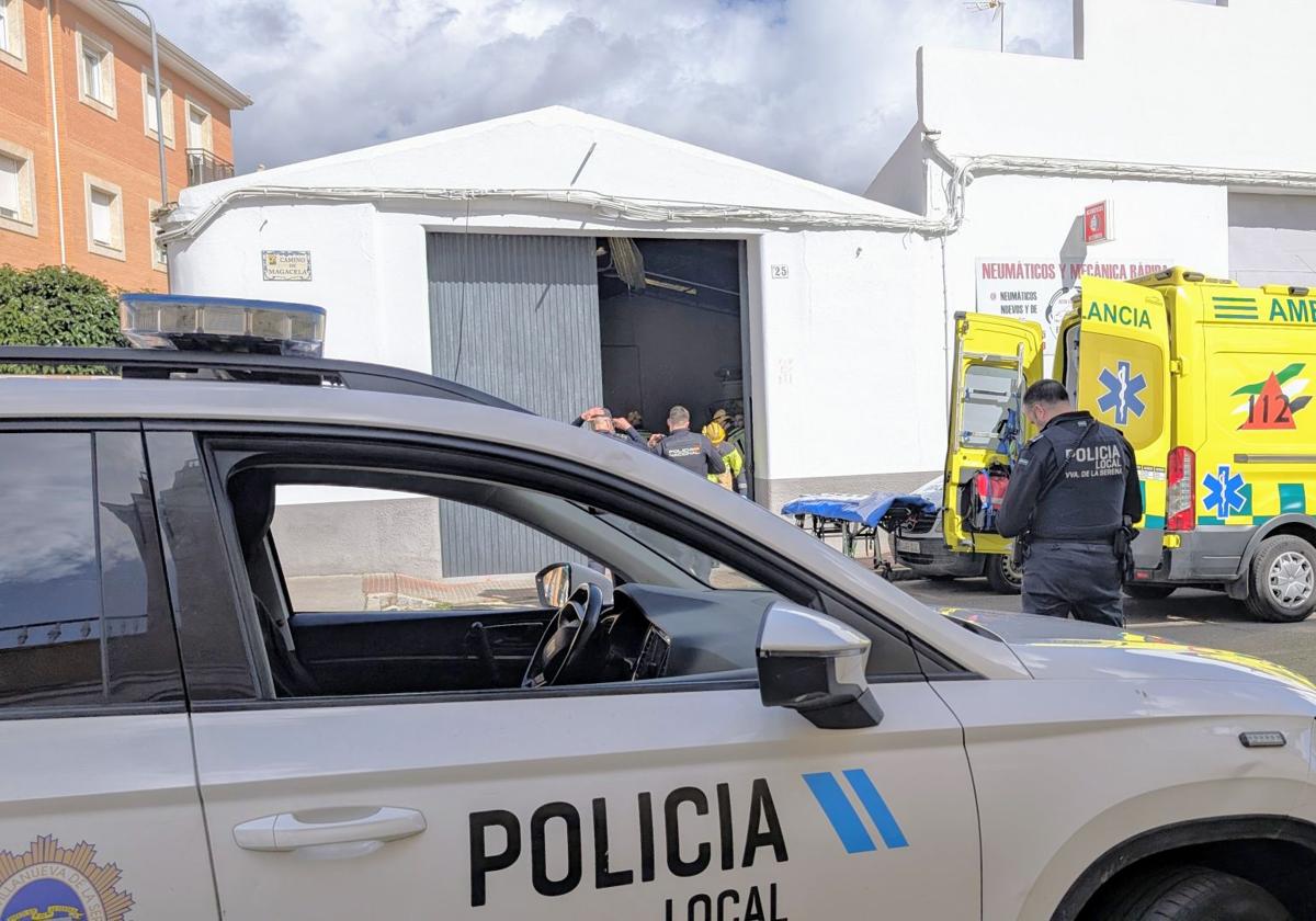 Efectivos policiales y sanitarios en el lugar del suceso al que también han acudido los bomeros.