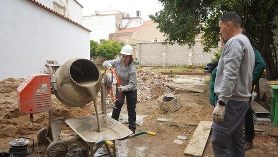 El alumnado del programa Escala rehabilitan la casa de calle Carrera