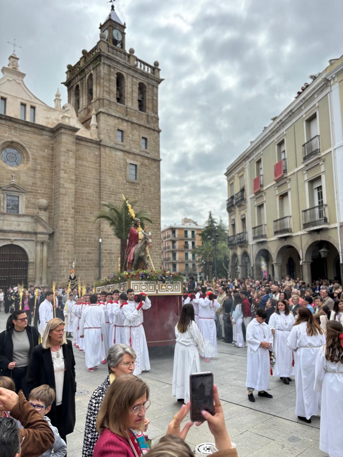 La Borriquita se luce en una soleada mañana de Domingo de Ramos