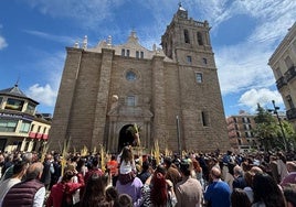 La Borriquita se luce en una soleada mañana de Domingo de Ramos