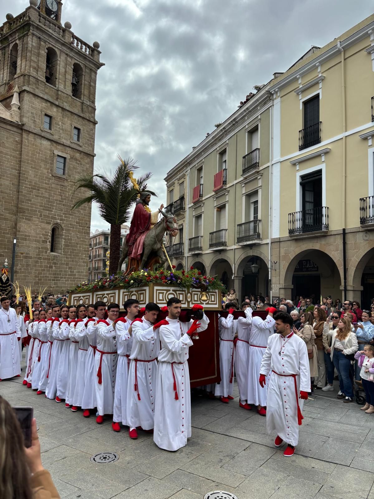 La Borriquita se luce en una soleada mañana de Domingo de Ramos