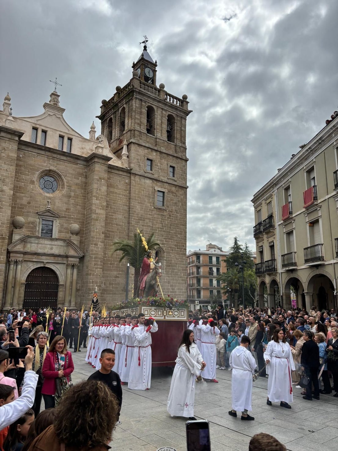 La Borriquita se luce en una soleada mañana de Domingo de Ramos