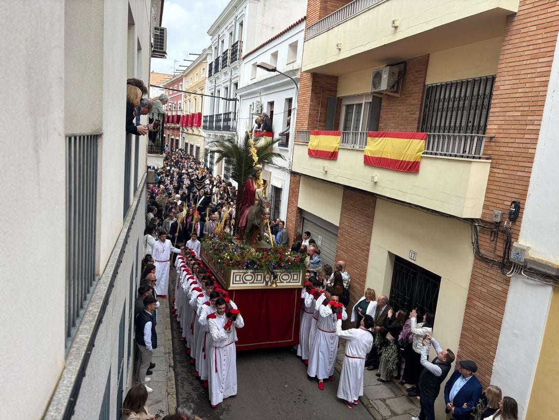 La Borriquita se luce en una soleada mañana de Domingo de Ramos