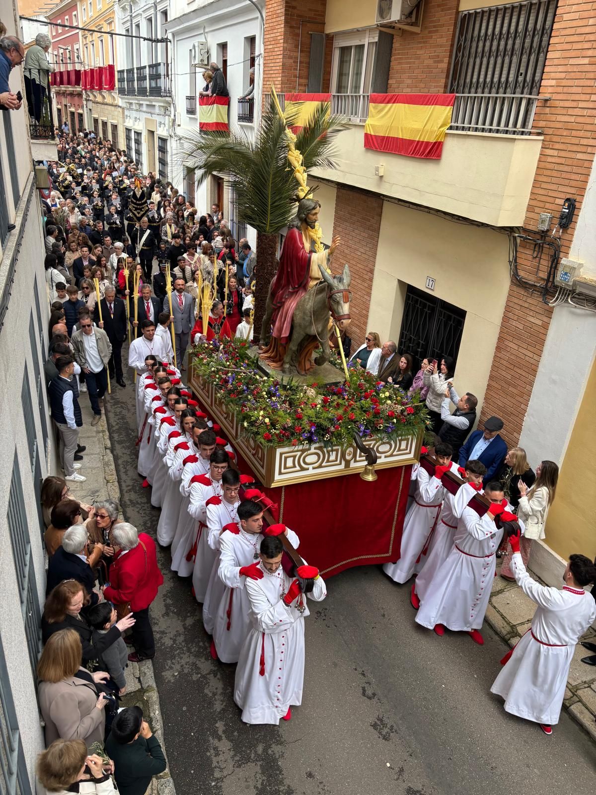 La Borriquita se luce en una soleada mañana de Domingo de Ramos