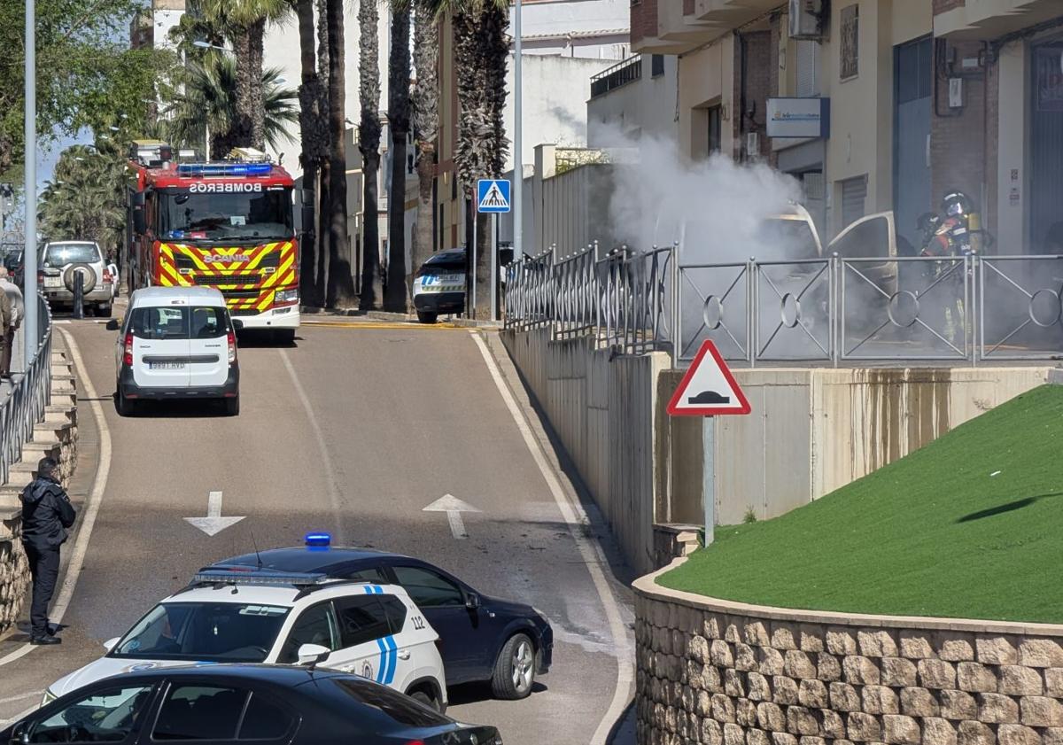 Imagen principal - Sale ardiendo una furgoneta en el Corazón de Jesús