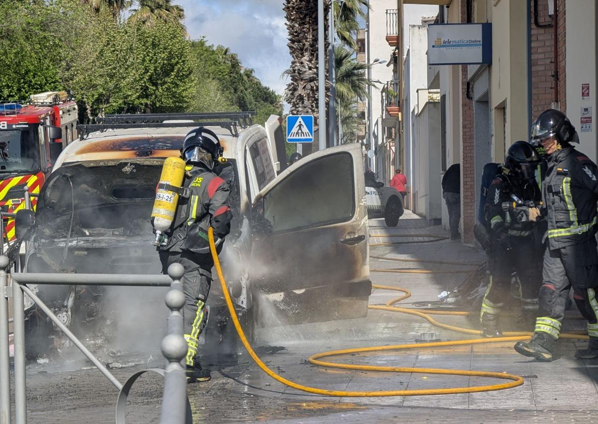 Imagen secundaria 1 - Sale ardiendo una furgoneta en el Corazón de Jesús