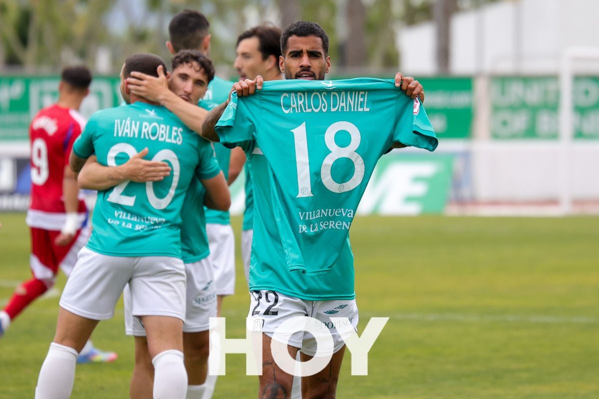 Imágenes del triunfo vital del Villanovense contra el Granada B