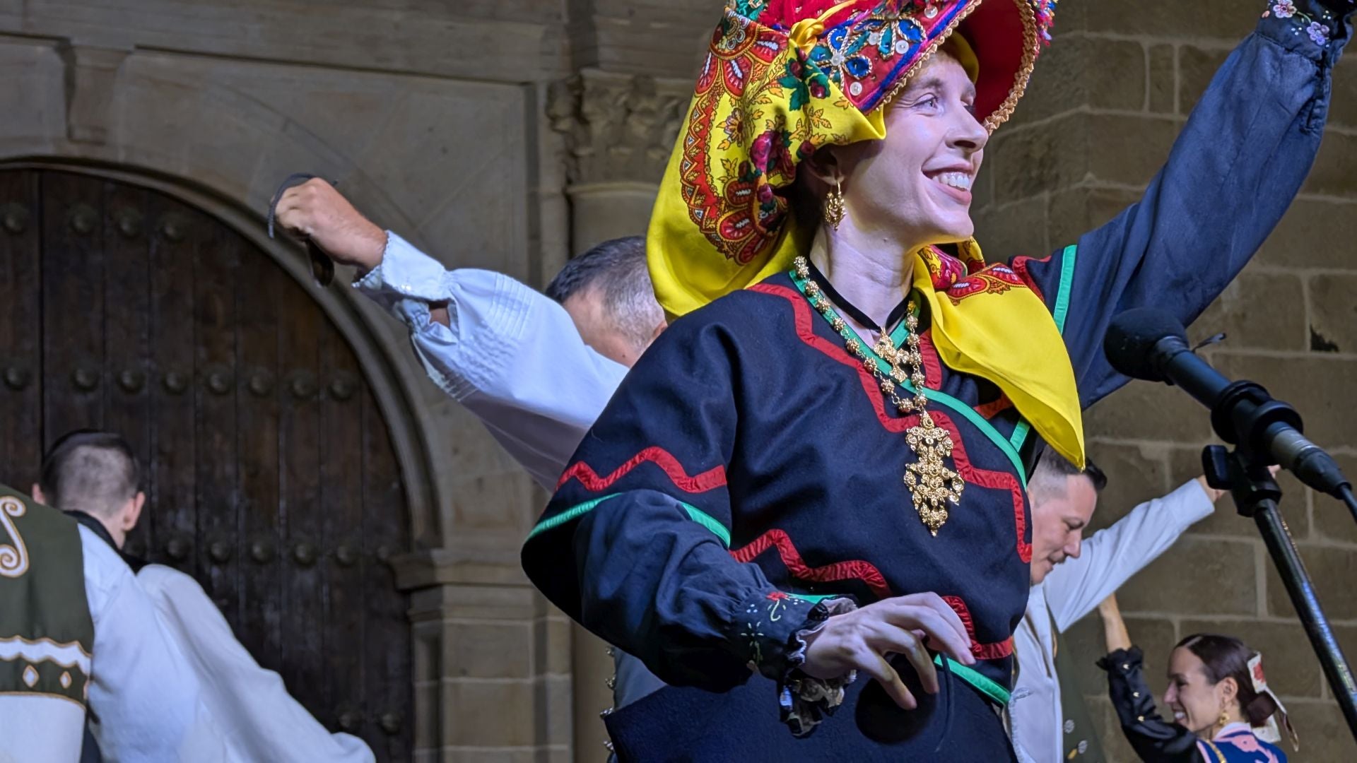 Noche de folclore regional e internacional