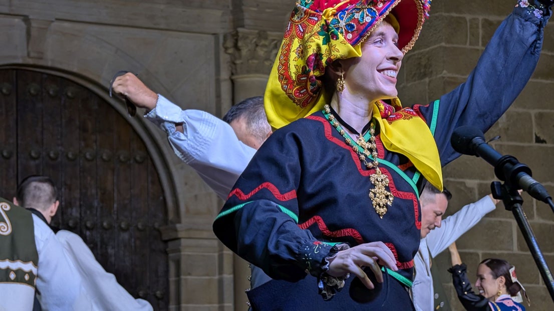 Noche de folclore regional e internacional