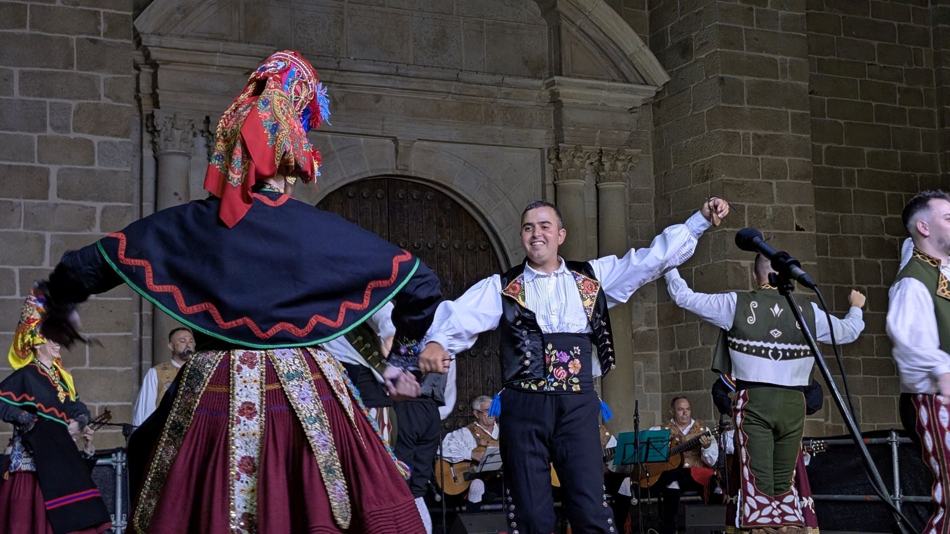 Noche de folclore regional e internacional