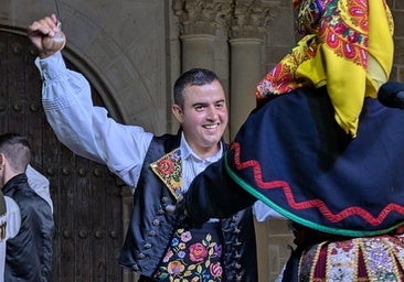 Noche de folclore regional e internacional