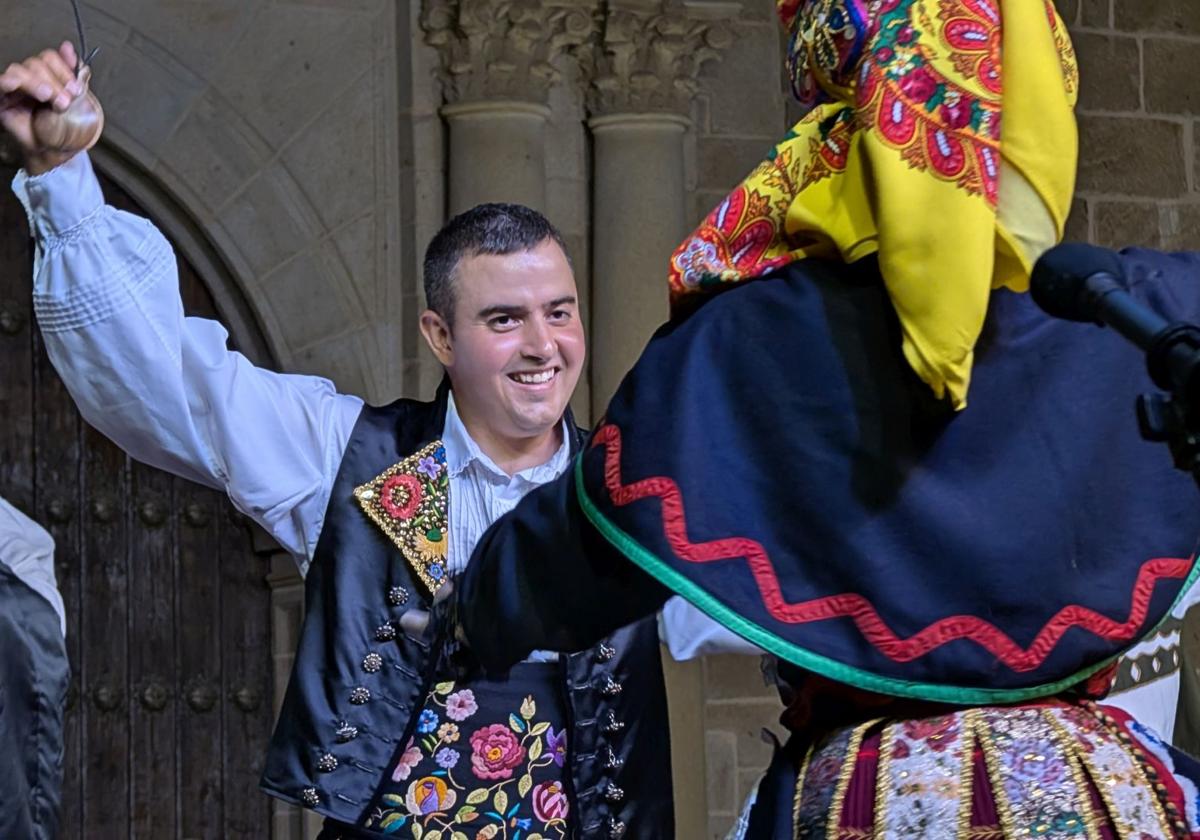 Noche de folclore regional e internacional