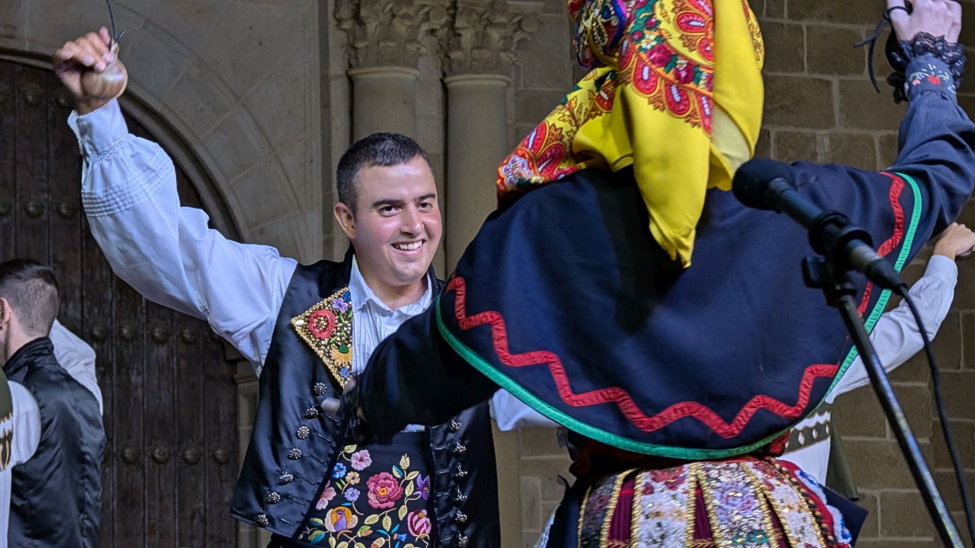 Noche de folclore regional e internacional